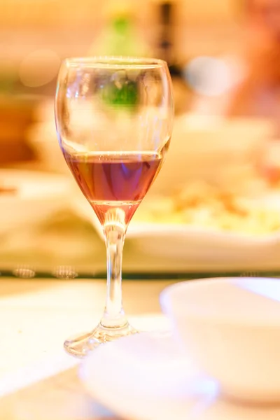 Бокалы красного вина и ужин на столе — стоковое фото