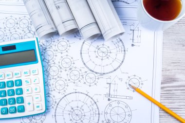 Kalem, çay ve kağıt tablo diyagram ile hesap makinesi