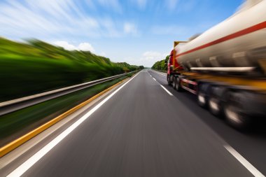 Hareket tanker kamyon karayolu üzerinde bulanık. Kimyasal sanayi ve kirliliği kavramı.