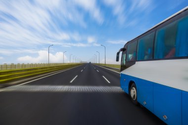 Hareket otobüs karayolu üzerinde bulanık. Metafor seyahat yaz.