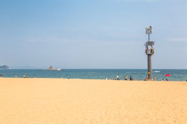 15 Nisan 2014: Dameisha, kimliği belirsiz kişi oynayan, bir grup Beach'te öğle saatlerinde kesin değil. Dameisha Shenzhen en popüler plajlarından biridir.