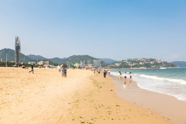 15 Nisan 2014: Dameisha, kimliği belirsiz kişi oynayan, bir grup Beach'te öğle saatlerinde kesin değil. Dameisha Shenzhen en popüler plajlarından biridir.