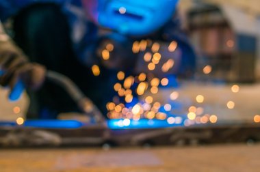 koruyucu maske el ark metal konstrüksiyon çalışma meşale tutarak ağır sanayi kaynak makinesi işçisi