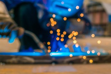 koruyucu maske el ark metal konstrüksiyon çalışma meşale tutarak ağır sanayi kaynak makinesi işçisi