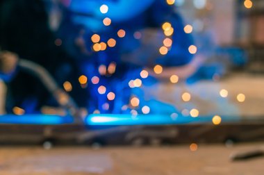 koruyucu maske el ark metal konstrüksiyon çalışma meşale tutarak ağır sanayi kaynak makinesi işçisi