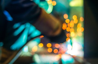 koruyucu maske el ark metal konstrüksiyon çalışma meşale tutarak ağır sanayi kaynak makinesi işçisi