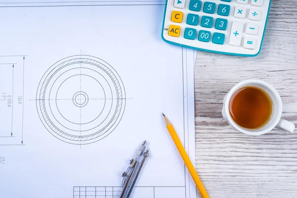 Penna, tè e calcolatrice su tavolo di carta con diagramma — Foto Stock