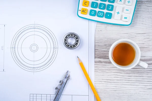 Pluma, té y calculadora sobre mesa de papel con diagrama — Foto de Stock