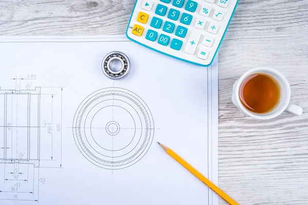 Pluma, té y calculadora sobre mesa de papel con diagrama — Foto de Stock