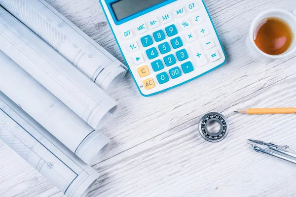 Pluma, té y calculadora sobre mesa de papel con diagrama —  Fotos de Stock