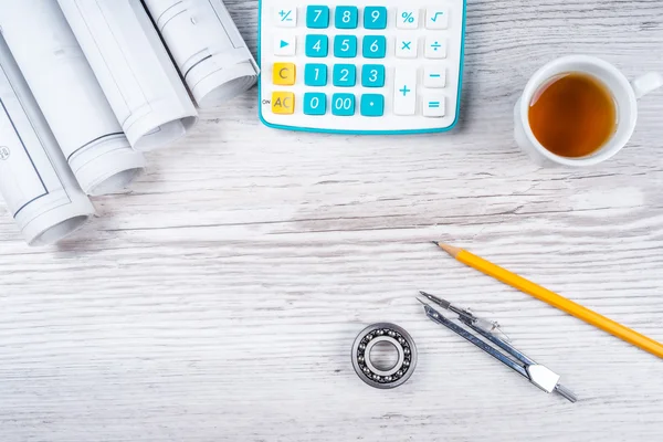 Penna, tè e calcolatrice su tavolo di carta con diagramma — Foto Stock