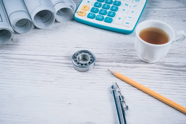 Pero, čaj a kalkulačku na stole papír s diagramu — Stock fotografie