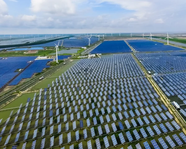 Industriële landschap met verschillende energiebronnen. Duurzame ontwikkeling. — Stockfoto