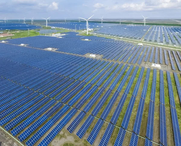 Industriële landschap met verschillende energiebronnen. Duurzame ontwikkeling. — Stockfoto