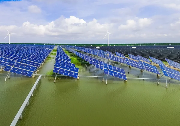 Paisaje industrial con diferentes recursos energéticos. Desarrollo sostenible . — Foto de Stock