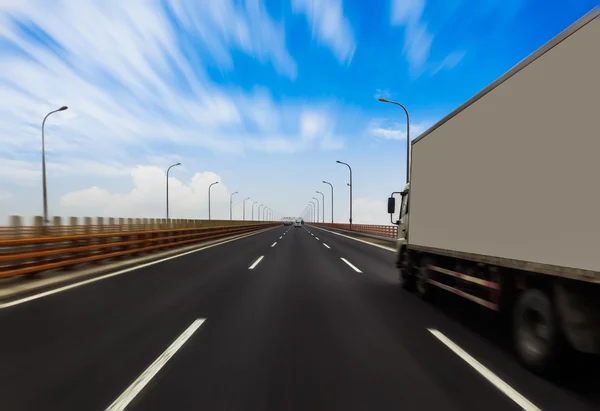 Egy gyors gyorsforgalmi út, motion blur teherautó — Stock Fotó