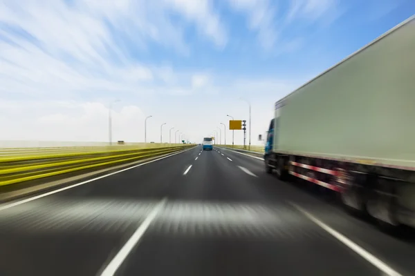 Camion su una strada veloce espressa, movimento sfocato — Foto Stock