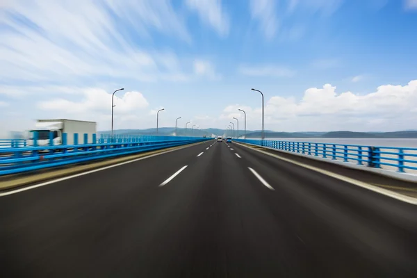 Vrachtwagen op een snel autowegen, bewegingsonscherpte — Stockfoto