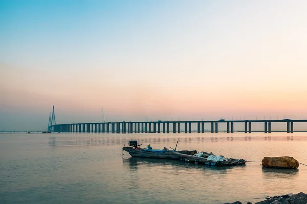 Ponte moderna até o oceano da China . — Fotografia de Stock