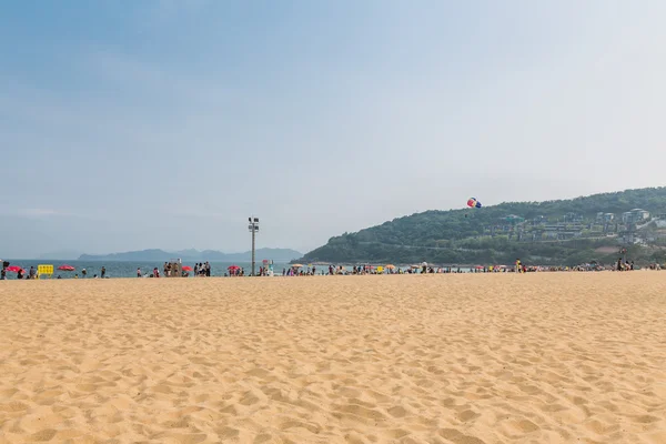 15 квітня 2014 року: опівдні на пляжі в Dameisha, Група невідомі людей, що грають, не відомо. Dameisha є одним з найпопулярніших пляжів в Шеньчжені. — стокове фото