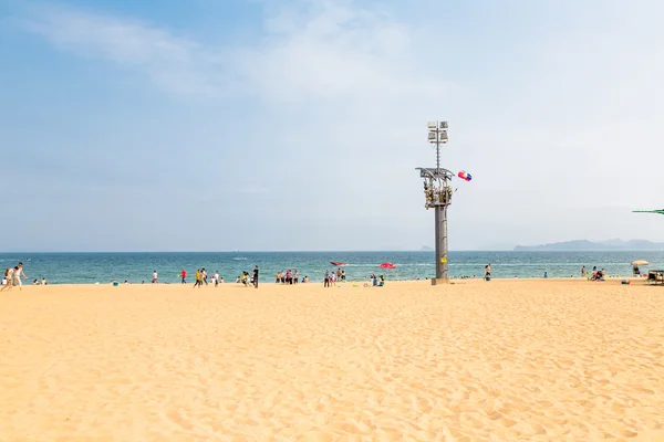 15 avril 2014 : à midi sur la plage de Dameisha, un groupe de personnes non identifiées joue, ce n'est pas certain. Dameisha est l'une des plages les plus populaires de Shenzhen . — Photo