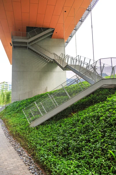 Escalera abierta en un moderno edificio de oficinas —  Fotos de Stock