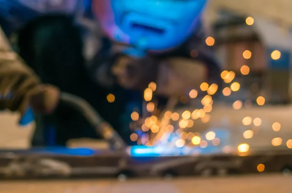 Schwerindustrie Schweißer Arbeiter in Schutzmaske Hand hält Lichtbogenschweißbrenner arbeiten auf Metallkonstruktion — Stockfoto