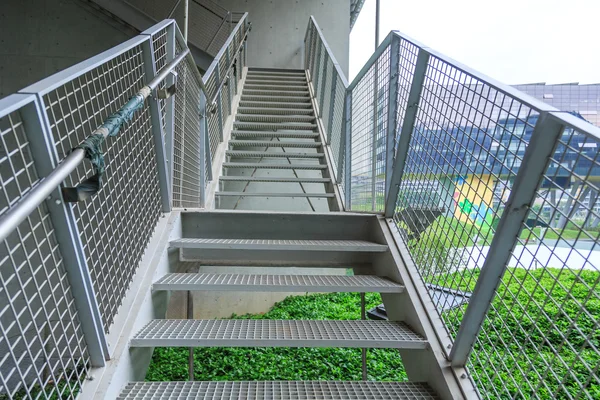 Escadaria aberta em um prédio de escritórios moderno — Fotografia de Stock