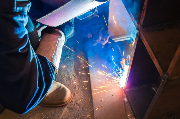Welder and bright sparks. Production and construction — Stock Photo, Image