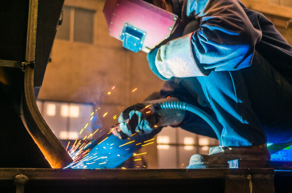 Сварщик и яркие искры. Производство и строительство
