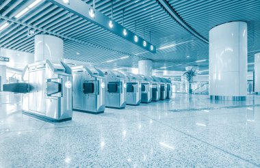 Sakat için metro tren istasyonu girişi.