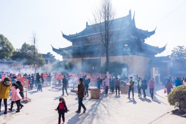 Jiangyin, Çin 2015 19 Şubat: insanlar tapınak tütsü yakmak için Çin yeni yılın ilk günü, tütsü yakmak ve dua, koyun, yıl 19 Şubat içinde başladı.