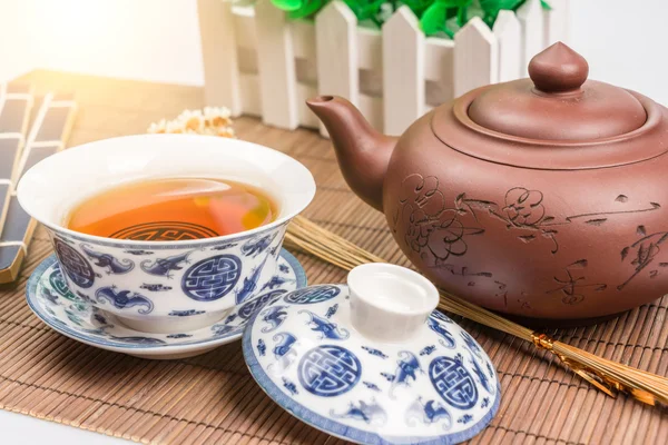 Teiera di porcellana e tazzina da tè su sfondo bianco — Foto Stock