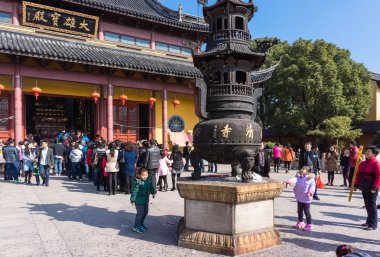 Jiangyin, Çin 2015 19 Şubat: insanlar tapınak tütsü yakmak için Çin yeni yılın ilk günü, tütsü yakmak ve dua, koyun, yıl 19 Şubat içinde başladı.