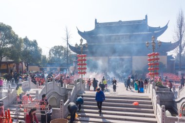 Jiangyin, Çin 2015 19 Şubat: insanlar tapınak tütsü yakmak için Çin yeni yılın ilk günü, tütsü yakmak ve dua, koyun, yıl 19 Şubat içinde başladı.