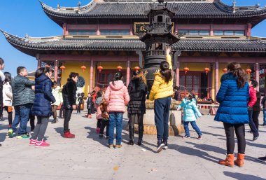 Jiangyin, Çin 2015 19 Şubat: insanlar tapınak tütsü yakmak için Çin yeni yılın ilk günü, tütsü yakmak ve dua, koyun, yıl 19 Şubat içinde başladı.
