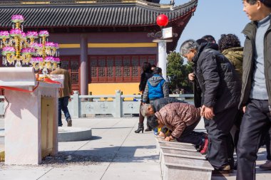 Jiangyin, Çin 2015 19 Şubat: insanlar tapınak tütsü yakmak için Çin yeni yılın ilk günü, tütsü yakmak ve dua, koyun, yıl 19 Şubat içinde başladı.