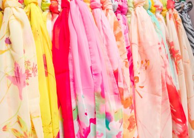 Ahşap askı üzerinde asılı çok renkli eşarplar.