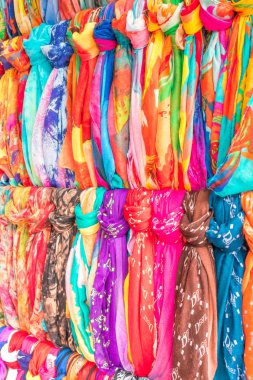 Ahşap askı üzerinde asılı çok renkli eşarplar.