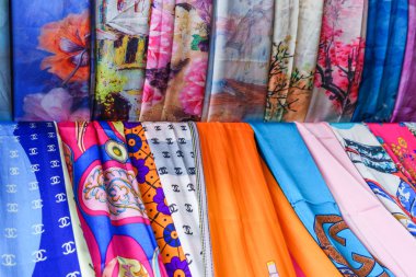 Ahşap askı üzerinde asılı çok renkli eşarplar.