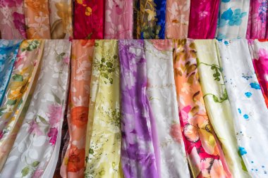 Ahşap askı üzerinde asılı çok renkli eşarplar.