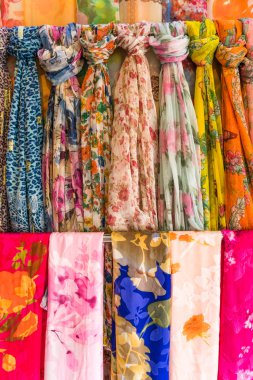 Ahşap askı üzerinde asılı çok renkli eşarplar.