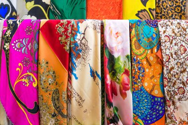 Ahşap askı üzerinde asılı çok renkli eşarplar.