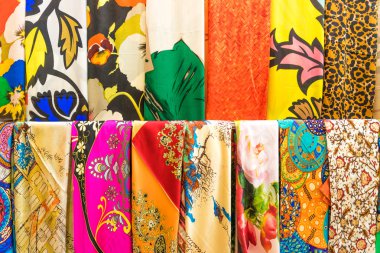 Ahşap askı üzerinde asılı çok renkli eşarplar.