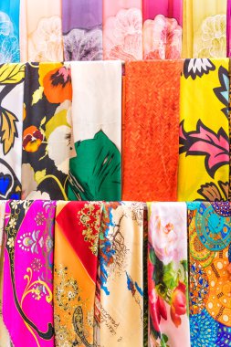 Ahşap askı üzerinde asılı çok renkli eşarplar.