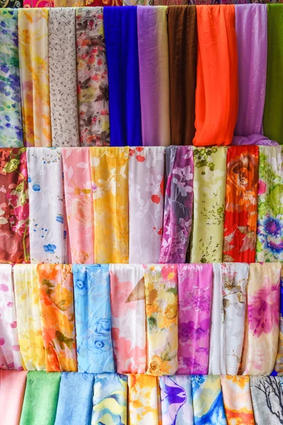 Os lenços multicoloridos pendurados em um cabide de madeira . — Fotografia de Stock