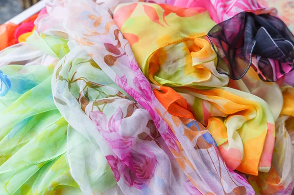 O conjunto de cachecóis de seda é dobrado como uma rosa — Fotografia de Stock
