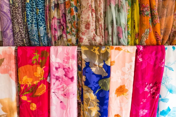 Os lenços multicoloridos pendurados em um cabide de madeira . — Fotografia de Stock