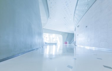büyük iş konferans merkezinin mavi tonu ile modern mimari.