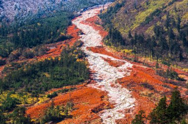 Mt. Gongga(Minya Konka) No.1 buzul yakın çekim. Resimdeki çakılların buzul yüzey var. Sichuan Çin Hailuo vadisinde (Hailuogou) alınan.
